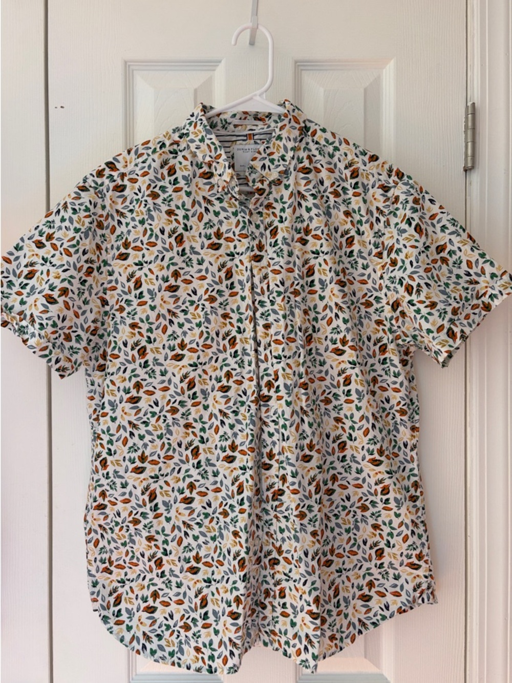 Denim & Flower White Short-Sleeve Button-Up with Leaves Print